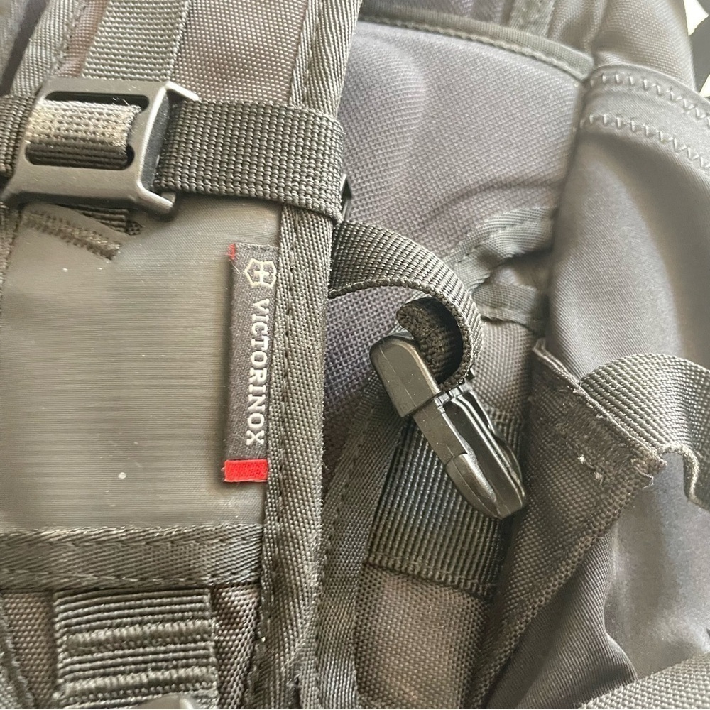 Victorinox Unisex Black Altmont 3.0 Backpack - Picture 12 of 13